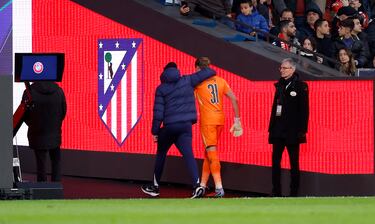 El técnico del Tottenham había sorprendido con la titularidad de Kinsky en el lugar de Vicario. Pero solo duró 17 minutos, ya que tras el fallo en dos goles, le retiró del campo. Se marchó abatido entre muestras de cariño de sus compañeros.