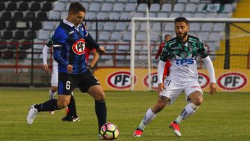 Futbol, Huachipato vs Santiago Wanderers.
 El jugador de Santiago Wanderers, Marco Medel, izquierda derecha centro, disputa el balon con Claudio Sepulveda de Huachipato durante el partido de primera division disputado en el estadio Cap de Talcahuano, Chile.
 30/09/2017
 Dragomir Yankovic/Photosport*****
 
 Football, Huachipato vs Santiago Wanderers.
 Santiago Wanderers&#039;s player 
 Marco Medel, left right center, battles for the ball against Claudio Sepulveda of Huachipato during the first division football match at the Cap stadium in Talcahuano, Chile.
 30/09/2017
 Dragomir Yankovic//Photosport