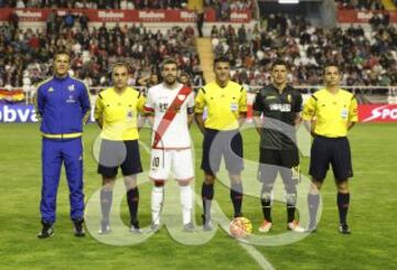 Partido Rayo Vallecano-Granada. Gil Manzano con sus asistentes Nevado Rodríguez, Fernandez Miranda y el cuarto árbitro Pulido Santana y los capitanes Trashorras y Piti.
