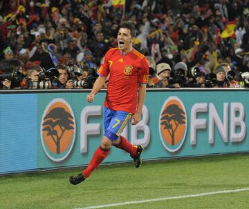 David Villa era el hombre-gol de La Selección tras a ver marcado los dos tantos de la victoria de España ante Honduras. Y como el triunfo era necesario para acceder a los octavos, los focos se giraron a la figura del delantero asturiano que, lejos de sentir la presión, se mostraba confiado: “Esperamos un partido serio, aunque sólo pienso en ganar y seguir adelante. ¿Marcar algún gol? Sí, claro. Voy a intentarlo, aunque me da igual que no lo haga yo y marque algún compañero. Lo importante es ganar y pasar a octavos”.