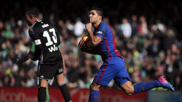 Barcelona&#039;s Luis Suarez celebrates scoring their first goal.