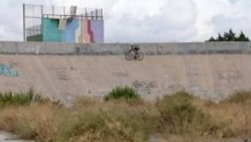 GRAFITIS. La cuerda de cemento del vel&oacute;dromo de Novelda, que nunca ha llegado a abrirse al p&uacute;blico, est&aacute; llena de pintadas. Los fines de semana reina el botell&oacute;n dentro.
 