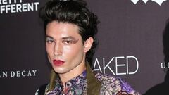 Hombre acusa a Ezra Miller de alojar a sus tres hijos, en compañía de su madre, en su granja de Vermont, misma que está repleta de armas y hierba.