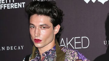 Hombre acusa a Ezra Miller de alojar a sus tres hijos, en compañía de su madre, en su granja de Vermont, misma que está repleta de armas y hierba.