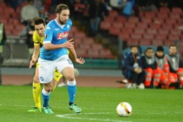 El jugador del Nápoles Gonzalo Higuaín recibe el balón, durante un partido por la Liga Europa entre el Nápoles y el Villarreal