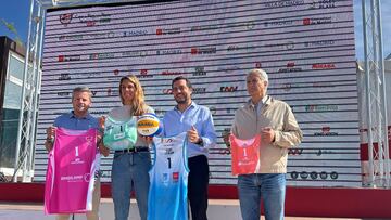 Juan Méndez (Madison), Nazaret Florián (jugadora) Felipe Pascual (Federación Madrilea) y David Fernández, responsable de vóley playa nacional, en la presentación.