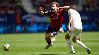 PAMPLONA, SPAIN - APRIL 08: Pablo Ibanez of CA Osasuna clashes with Gerard Gumbau of Elche CF during the LaLiga Santander match between CA Osasuna and Elche CF at El Sadar Stadium on April 08, 2023 in Pamplona, Spain. (Photo by Juan Manuel Serrano Arce/Getty Images)