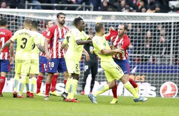 La primera parte terminó con bastante tensión. Bronca entre Godín y Cala. 
