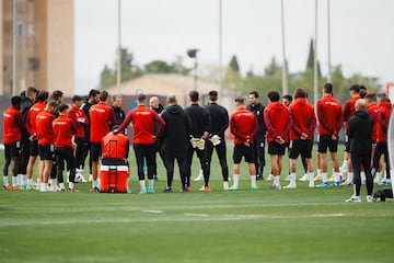 Cóirculo de jugadores y técnicos del Granada previo a un entrenamiento.