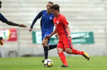 Nicolás Bascuñan jugando contra Francia sub-17.