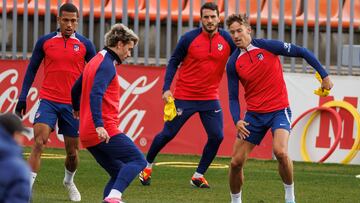 MAJADAHONDA (MADRID), 17/01/2024.- El delantero francés del Atlético de Madrid, Antoine Griezmann (i) y el centrocampista Marcos Llorente (d) durante el entrenamiento del Atlético de Madrid en la Ciudad deportiva Civitas en Majadahonda, Madrid este miércoles previo a su enfrentamiento copero ante el Real Madrid. EFE/Rodrigo Jiménez
