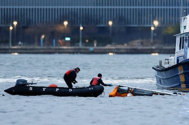 Personal de emergencias, buzos, tratan de encontrar a las víctimas del accidente.