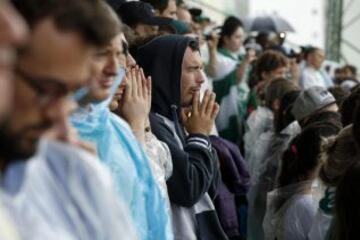 Aficionados del Chapecoense asisten en el estadio Arena Condá de Chapecó para despedirse de los jugadores y miembros del equipo, víctimas del trágico accidente.