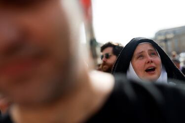 Una monja reacciona en la Plaza de San Pedro, el día de la traslación del cuerpo del Papa Francisco y su traslado a la Basílica de San Pedro, en el Vaticano.