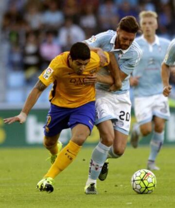 El defensa del Celta Sergi Gómez pelea un balón con el delantero uruguayo del Barcelona Luis Suárez durante el partido de la quinta jornada de liga en Primera División que se disputa esta noche en el estadio de Balaídos. 