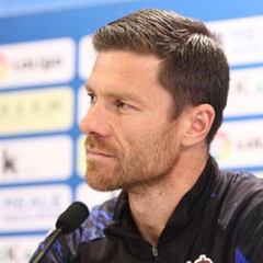 Xabi Alonso y Suárez pinchan el globo de Gerrard y el Aston Villa