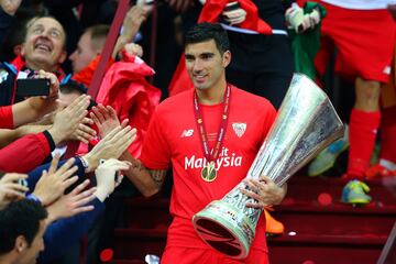 Jos¨¦ Antonio Reyes con el trofeo de campe¨®n de la Liga Europa de la UEFA 2014-15 tras vencer en la final al FC Dnipro por 2-3.
