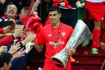 José Antonio Reyes con el trofeo de campeón de la Liga Europa de la UEFA 2014-15 tras vencer en la final al FC Dnipro por 2-3. 