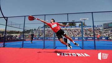 Alejandro Gal&aacute;n sale de pista a recuperar una pelota en el Mijas Open.