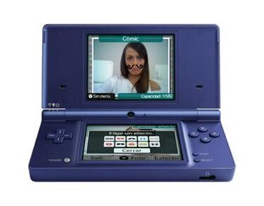 Nintendo DSi se viste de azul y rojo