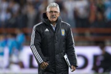 El caso del 'Tuca' Ferretti es diferente, pues a pesar de ser jugador de Pumas y entrenador de los del Pedregal, con quienes fue campeón, el 'Tuca' no jugó con los regiomontanos, aunque ya los llevó a ganar dos títulos de liga en el 2011 y en el 2015. También con los del Pedregal fue campeón en el Apertura 2009.