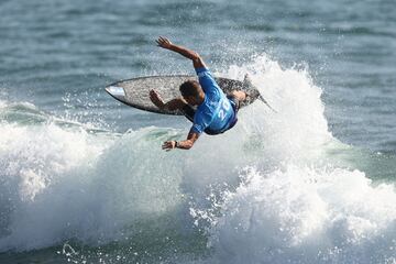 Los primeros cuatro surfistas en meterse en el agua de la playa de Tsurigasaki para estrenar la participación del surf en unos JJOO fueron el argentino Leandro Usuna, el brasileño Italo Ferreira (campeón), el japonés Hiroto Ohhara y el italiano Leonardo Fioravanti. Representación de casi todos los continentes. Faltó un australiano...