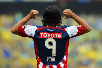 El atacante mexicano era catalogado como una promesa del Fútbol Mexicano. En el Apertura 2008 se erigió como el héroe del Clásico Nacional al conseguir el doblete con el que Chivas derrotó 2-1 al América en el Azteca. Dos años más tarde, en el Bicentenario 2010, anotó el único tanto también para el triunfo.