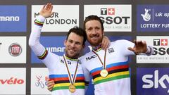 Mark Cavendish and Sir Bradley Wiggins celebrate winning the men&#039;s madison final