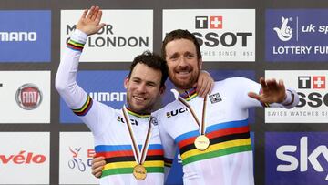 Mark Cavendish and Sir Bradley Wiggins celebrate winning the men&#039;s madison final