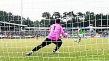 <b>EN CONTRA. </b>Ozil, de penalti, hizo el segundo gol de Werder.