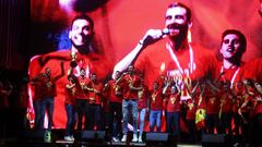 GRAF3710. MADRID, 16/09/2019.- Los jugadores de la selecci&oacute;n nacional de baloncesto, que ayer se proclamaron campeones en el Mundial de Baloncesto 2019 en Pek&iacute;n, celebran con la afici&oacute;n espa&ntilde;ola la consecuci&oacute;n del campeonato, esta noche en la madrile&ntilde;a plaza de Col&oacute;n. EFE/Rodrigo Jim&eacute;nez