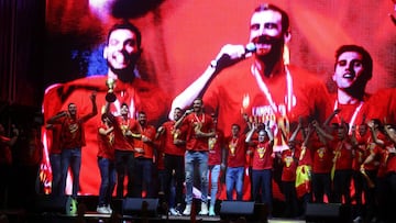 GRAF3710. MADRID, 16/09/2019.- Los jugadores de la selección nacional de baloncesto, que ayer se proclamaron campeones en el Mundial de Baloncesto 2019 en Pekín, celebran con la afición española la consecución del campeonato, esta noche en la madrileña plaza de Colón. EFE/Rodrigo Jiménez