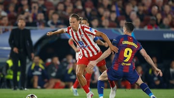 BARCELONA, 08/04/2026.- El defensa del Atlético de Madrid Marcos Llorente (i) disputa un balón con el delantero del FC Barcelona Robert Lewandowski (d) durante el encuentro correspondiente a la ida de los cuartos de final de la Liga de Campeones que disputan este miércoles FC Barcelona y Atlético de Madrid en el estadio Camp Nou, en Barcelona. EFE/ Alberto Estévez