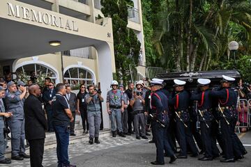 El ataúd de la fallecida estrella del fútbol brasileño Pelé llega al Cementerio Conmemorativo de Santos después de la procesión fúnebre en Santos, estado de Sao Paulo.