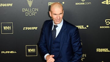 French former forward football player Zinedine Zidane poses upon arrival to attend the 2022 Ballon d'Or France Football award ceremony at the Theatre du Chatelet in Paris on October 17, 2022. (Photo by Alain JOCARD / AFP)