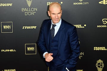 El exdelantero francés Zinedine Zidane posa en la alfombra roja de la ceremonia de entrega del Balón de Oro.
