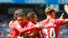 Lino, felicitado por sus compañeros tras el gol.