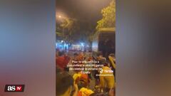 Hinchas españoles encuentran al ‘doble’ de Cucurella y esto ocurre: la escena es repudiada por todos