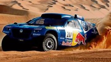 <b>SU CRUZ. </b>Sainz sigue aprendiendo a superar las dificultades del desierto. Ayer no le fue muy bien...