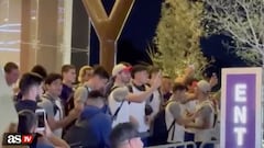 Ahead of the Mexican Clásico Round of 16 vs América, dozens of Guadalajara fans gathered at their hotel and sang to the team, who came out to thank them.