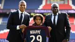 Ethan Mbapp&eacute;, hermano peque&ntilde;o de Kylian Mbapp&eacute;, posa con la camiseta del PSG en la presentaci&oacute;n de su hermano mayor.