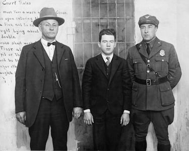 El 15 de diciembre en Los Ángeles, William Edward Hickman (en el centro de la imagen), secuestró a Marion Parker, de 15 años. 4 días después, el padre de Marion, Perry Parker, pagó la cantidad de dinero que Hickman pidió por el rescate, sin embargo, Perry Parker recibió el cuerpo desmembrado de su hija. Una semana después la policía encontró a Hickman que fue condenado a morir en la horca.