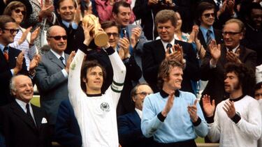 (GERMANY OUT) BEST OF FRANZ BECKENBAUER ZUM 70. GEBURTSTAG
FUSSBALL WELTMEISTERSCHAFT FINALE
Niederlande - Bundesrepublik Deutschland
JUBEL BRD: Kapitaen Franz Beckenbauer (2.v.li.) praesentiert stolz den FIFA Weltpokal mit Torwart Sepp Maier und Paul Breitner (re.) Bundespraesident Walter Scheel (li.) (Photo by Pressefoto Ulmer\ullstein bild via Getty Images)