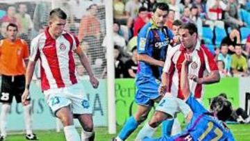 <b>SUPERIORIDAD VISITANTE. </b>Camacho cae ante dos jugadores del Girona. El equipo de Cristóbal fue superior, pese a jugar con diez.