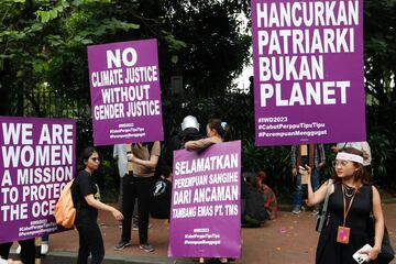 La gente lleva pancartas durante el Día Internacional de la Mujer en Yakarta, Indonesia. 