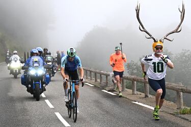 La etapa del día 19 del Tour de Francia, entre Pau y Luchon-Superbagnères, tuvo dureza, emoción y hasta algún momento cómico. Como el que muestra esta imagen,
en la que un corredor del Decathlon AG2R, el austriaco Felix Gall, pedalea mientras un aficionado, con un casco un tanto peculiar, esprinta a su lado al tiempo que otro
inmortaliza el momento, corriendo tras él con una cámara Go Pro.
