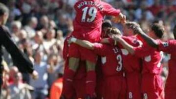 <B>XABI, GOLEADOR.</B> El centrocampista español fue efusivamente felicitado por sus compañeros.