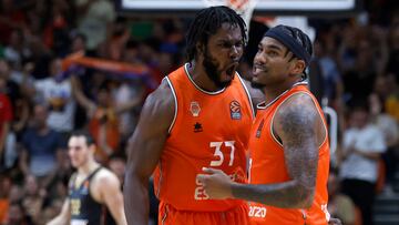 VALENCIA, 06/10/2023.- Los jugadores del Valencia Basket Semi Ojeleye (i) y Chris Jones (d) celebran la victoria tras el encuentro correspondiente a la fase regular de la Euroliga que disputaron hoy viernes frente al AS Mónaco en el pabellón de la Fuente de San Luis, en Valencia. EFE/ Miguel Ángel Polo.
