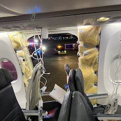 Encuentran en el patio de una casa la puerta del avión que se desprendió