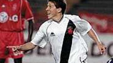 <B>EL MEJOR</B>. Con la camiseta de Vasco, Juninho volvió a recuperar su nivel de juego y fue elegido la pasada campaña como el mejor jugador brasileño